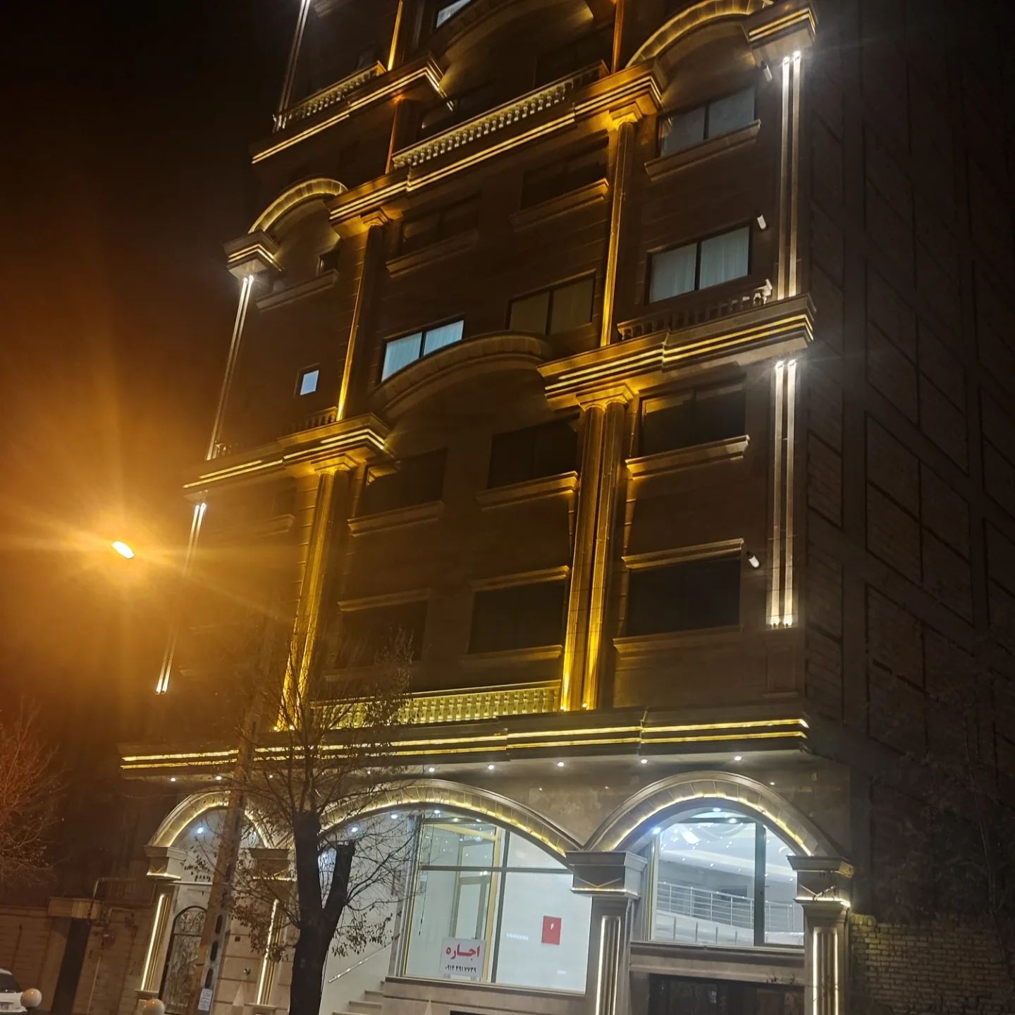 ساختمان صمدزاده در مرند .روبروی دبیرستان سید زاده .#برقکاری با اصول مهندسی و نورپردازی داخلی و نمای ساختمان ..مهنوس نجفی سال1402